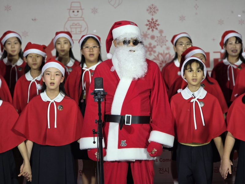 연수구가 주최하고 연수문화재단이 주관하는 2025 크리스마스트리 문화축제 점등식이 지난 27일과 28일 연수구 제2청사와 본청에서 각각 개최됐다